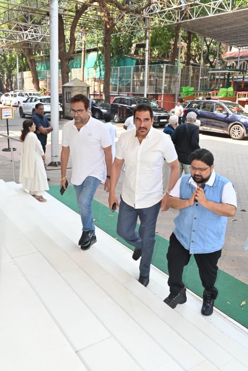 <p>Bollywood`s popular antagonist, Mukesh Rishi, too attended the prayer meet. He is well known for his roles in films like Sarfarosh, Gunda and Sooryavansham.</p> <p>Bollywood`s popular antagonist, Mukesh Rishi, too attended the prayer meet. He is well known for his roles in films like Sarfarosh, Gunda and Sooryavansham.</p>